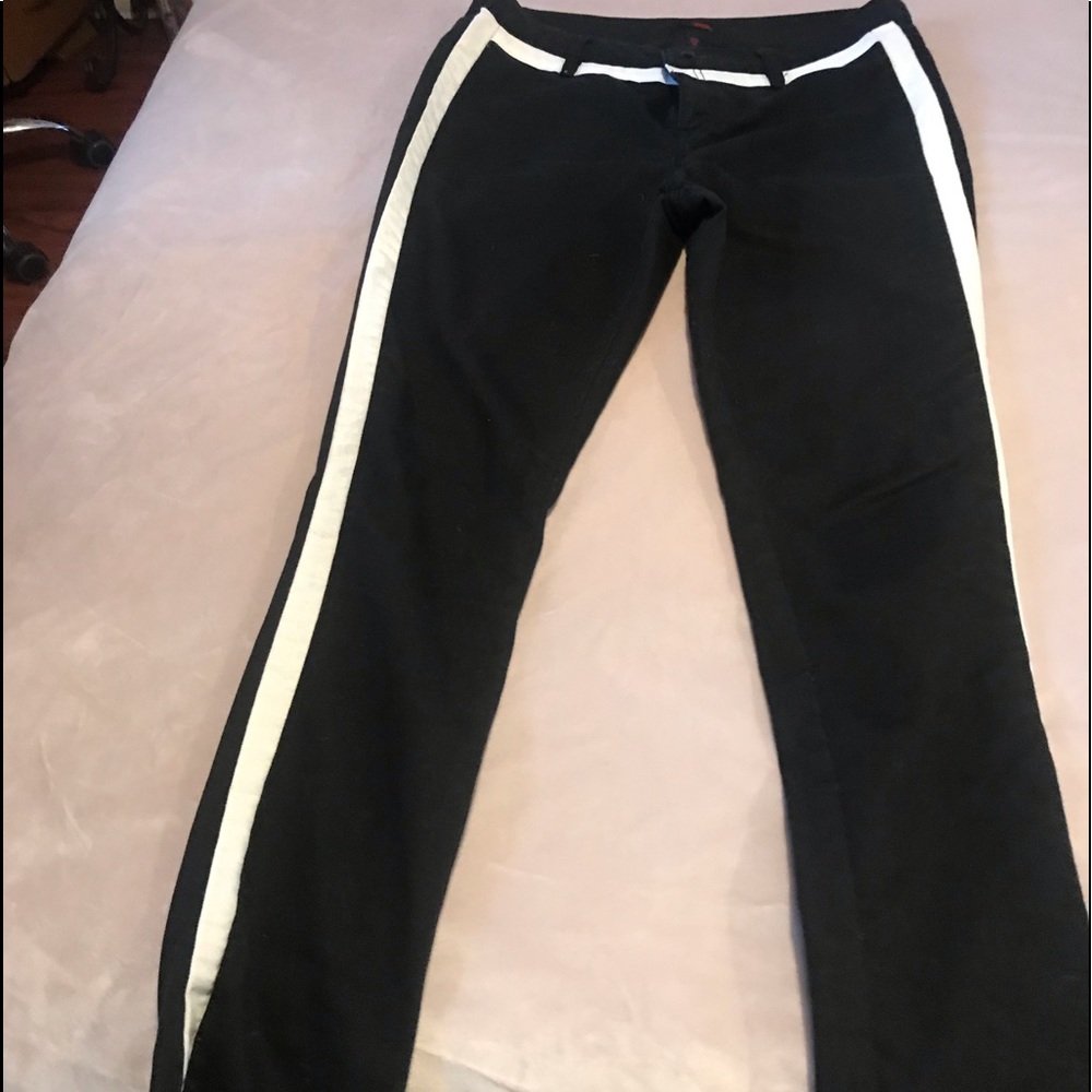 Bongo cigarette jeans with white stripe .